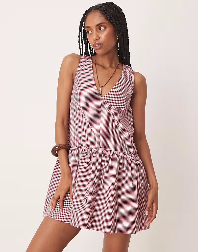 Мини-платье с заниженной талией и вырезом-халтер в красную клетку Asos Design
Мини-платье с заниженной талией и вырезом-халтер в красную клетку Asos Design