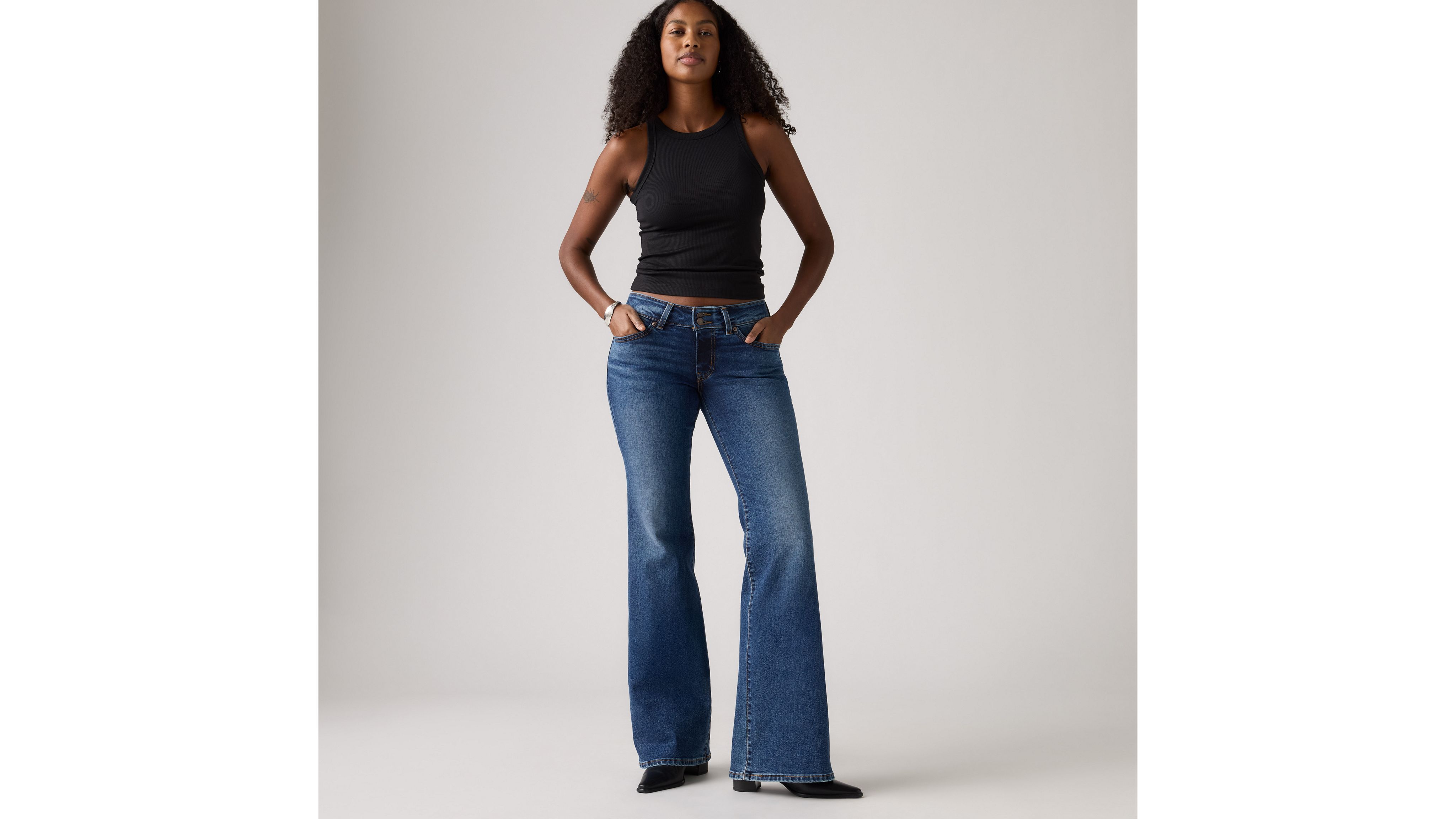 Джинсы женские Superlow Flare Levi's, Healing Power - Medium Wash
Джинсы женские Superlow Flare Levi's, Healing Power - Medium Wash