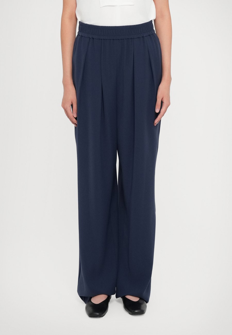 Брюки Emporio Armani TROUSER, China Blue/Mottled Dark Blue
Брюки Emporio Armani TROUSER, China Blue/Mottled Dark Blue