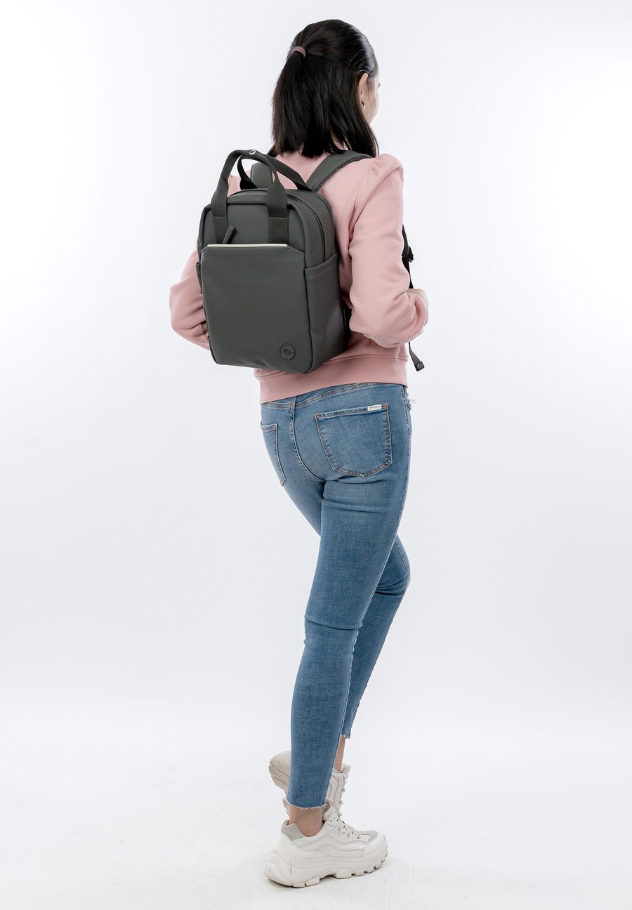 Рюкзак SURI FREY Rucksack, Darkgrey/Dark Grey
Рюкзак SURI FREY Rucksack, Darkgrey/Dark Grey