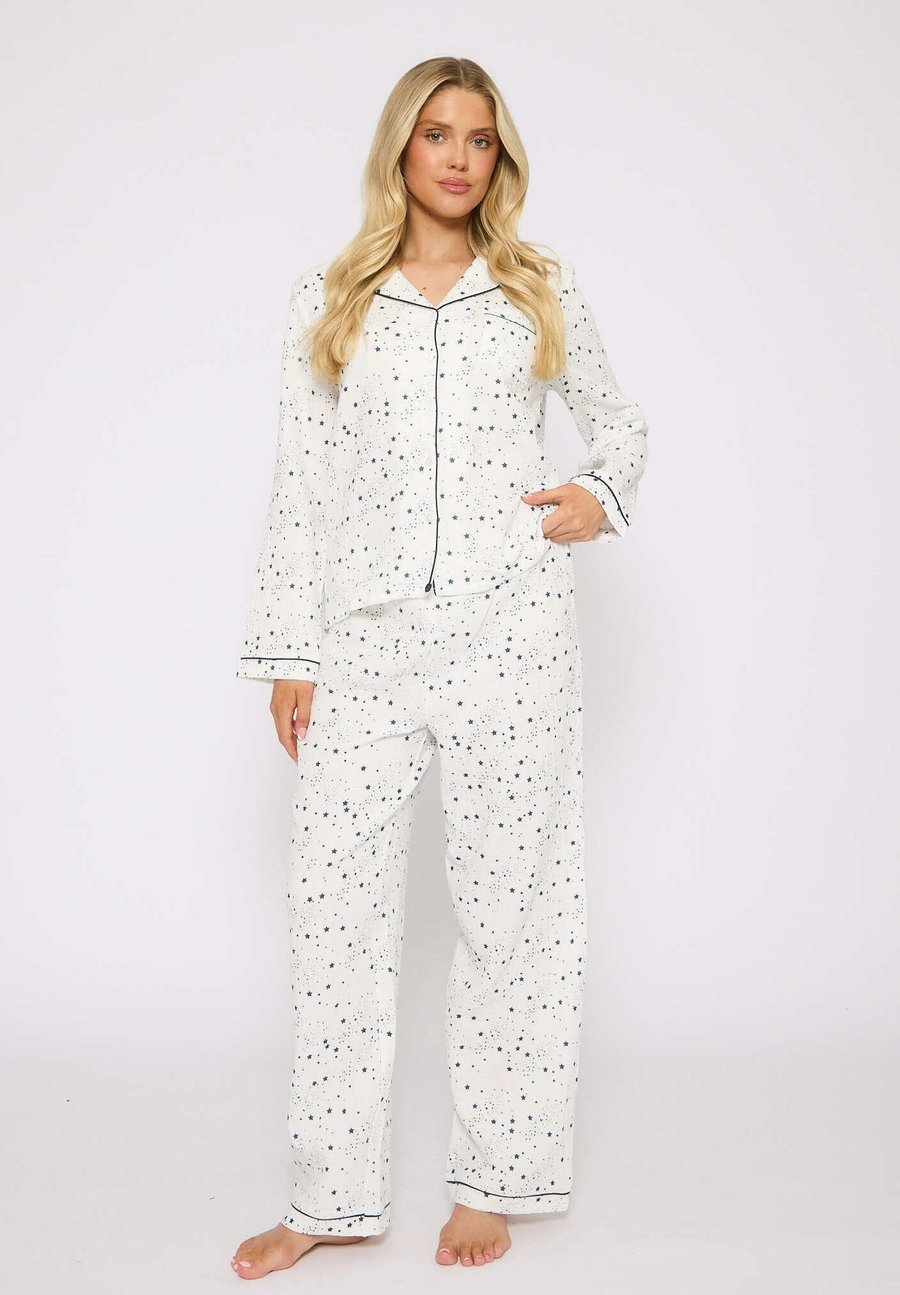 Пижамный комплект Loungeable STAR PRINTED SET, White
Пижамный комплект Loungeable STAR PRINTED SET, White
