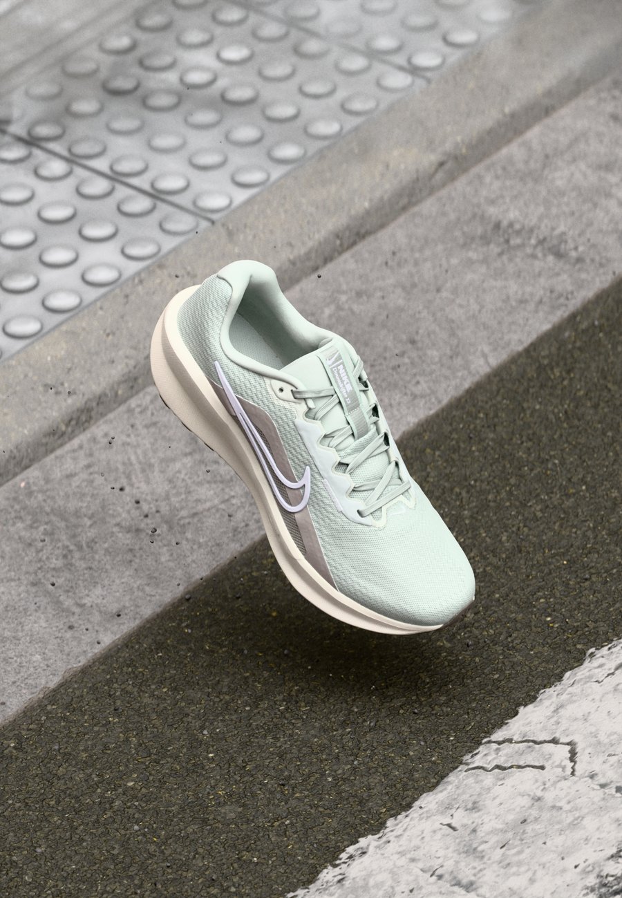 Кроссовки Nike Performance DOWNSHIFTER 13, Light Silver/White/College Grey/Sail/Cave Stone/Green
Кроссовки Nike Performance DOWNSHIFTER 13, Light Silver/White/College Grey/Sail/Cave Stone/Green