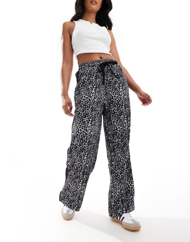 ASOS DESIGN – черно-белые брюки без застежки с животным принтом и контрастной окантовкой
ASOS DESIGN – черно-белые брюки без застежки с животным принтом и контрастной окантовкой