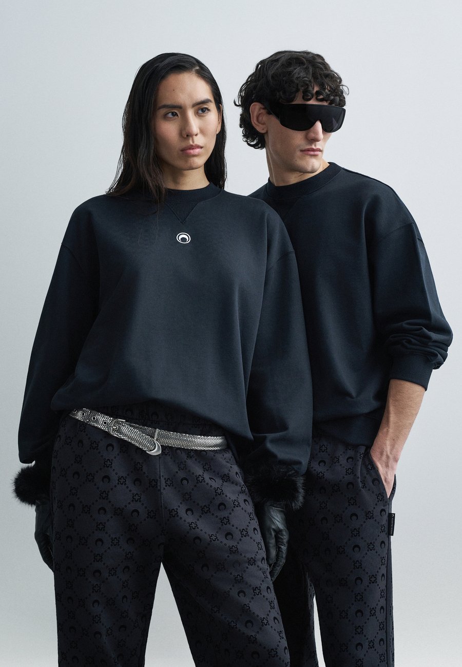 Толстовка MARINE SERRE MOON LOGO RELAXED UNISEX, Black
Толстовка MARINE SERRE MOON LOGO RELAXED UNISEX, Black