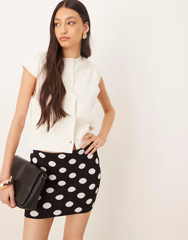 Вязаный структурированный кардиган кремового цвета с короткими рукавами Asos Design
Вязаный структурированный кардиган кремового цвета с короткими рукавами Asos Design