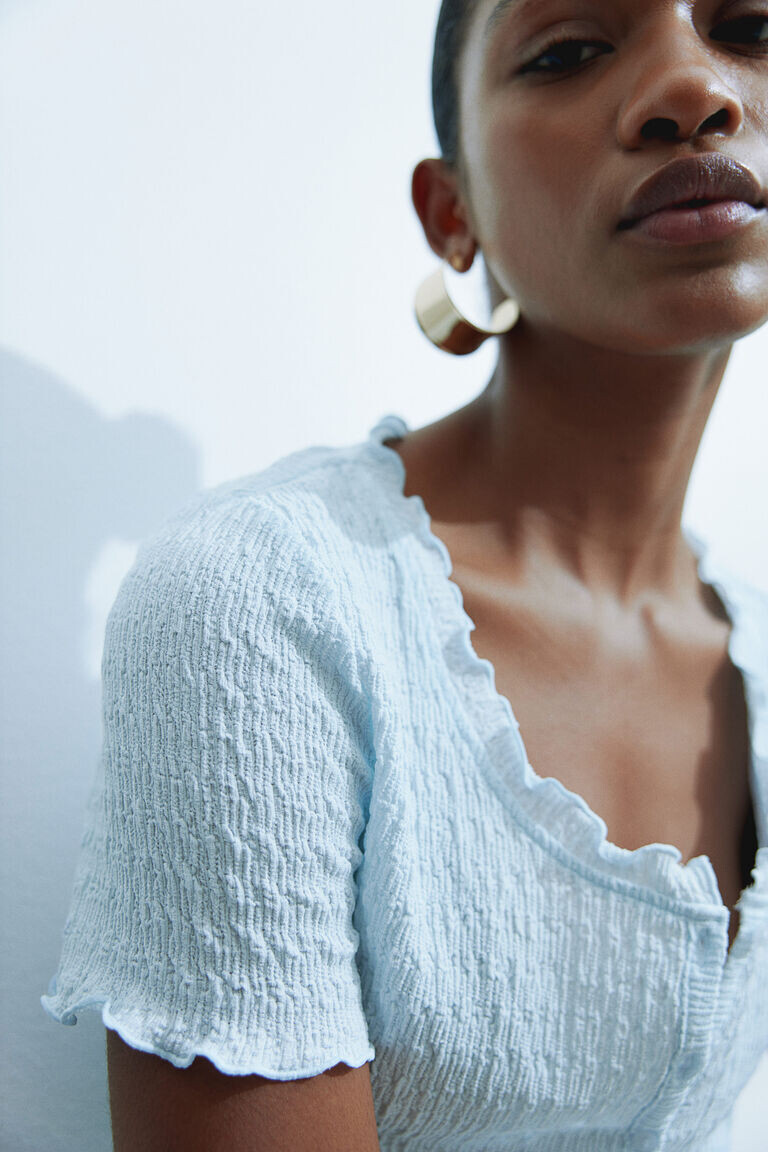 Мятый топ на пуговицах спереди H&M, синий
Мятый топ на пуговицах спереди H&M, синий