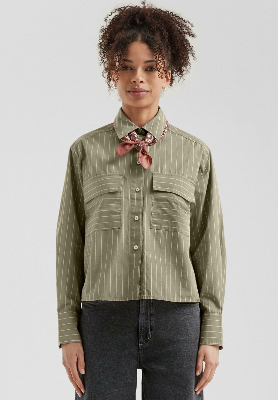 Блуза QS GERADER GESCHNITTEN MIT AUFGESETZTEN TASCHEN, Helles Olivgrün/Dark Green
Блуза QS GERADER GESCHNITTEN MIT AUFGESETZTEN TASCHEN, Helles Olivgrün/Dark Green