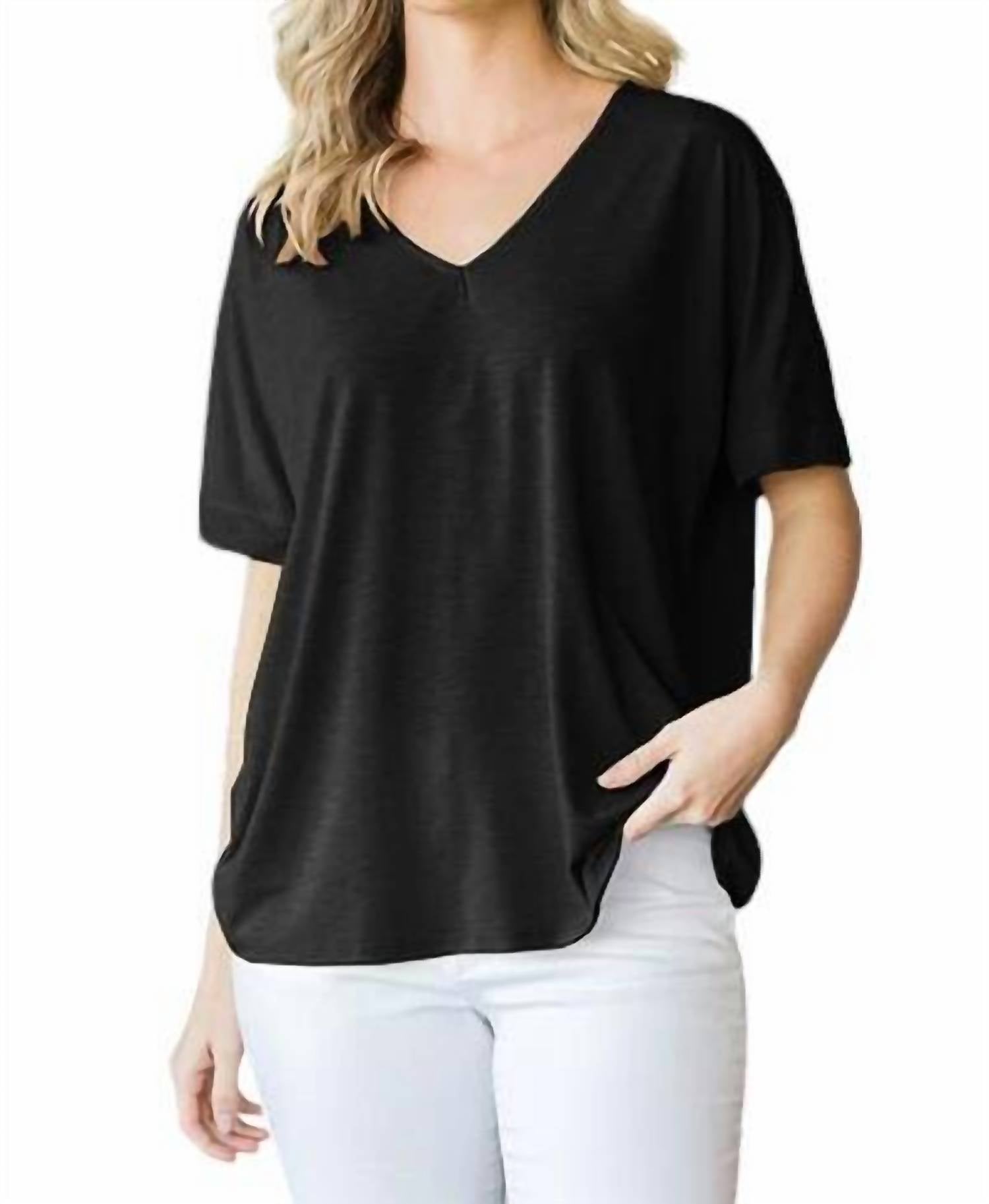 Футболка с коротким рукавом и V-образным вырезом черного цвета HEIMISH USA
Футболка с коротким рукавом и V-образным вырезом черного цвета HEIMISH USA