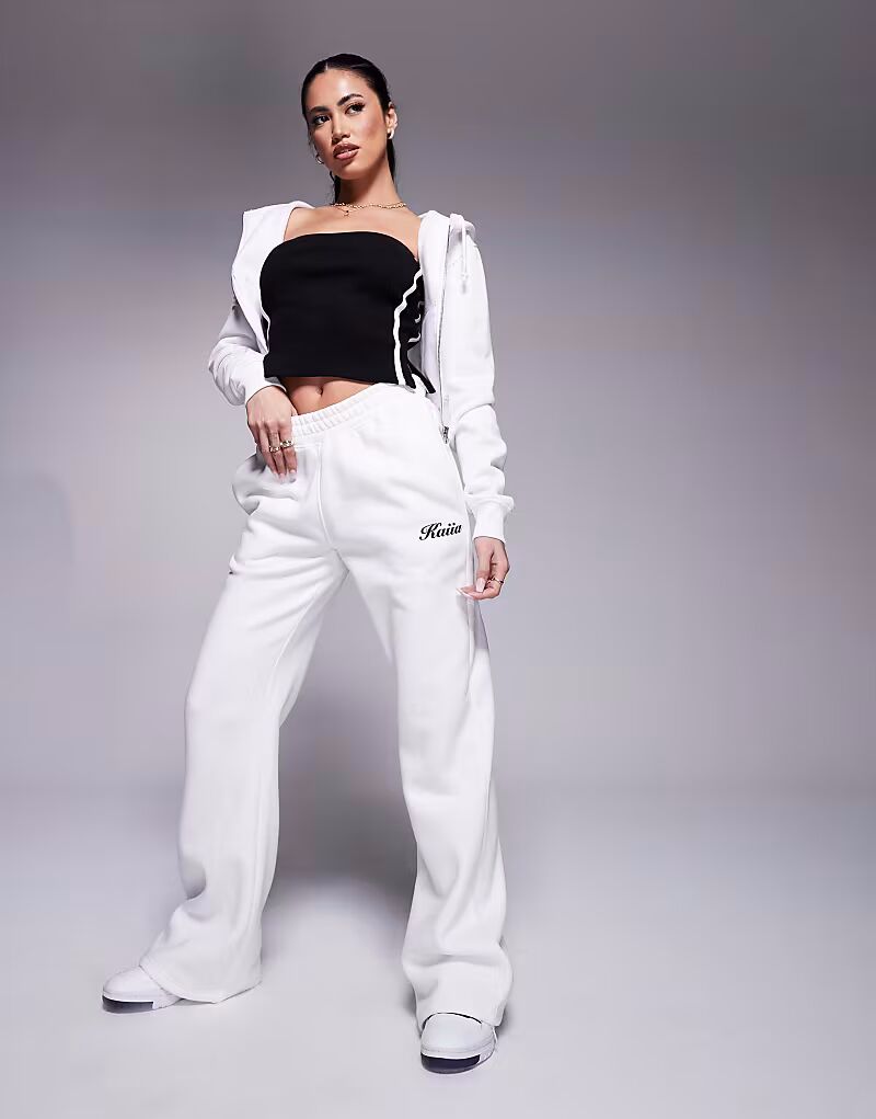 Кремовые джоггеры с широкими штанинами и логотипом Kaiia
Кремовые джоггеры с широкими штанинами и логотипом Kaiia
