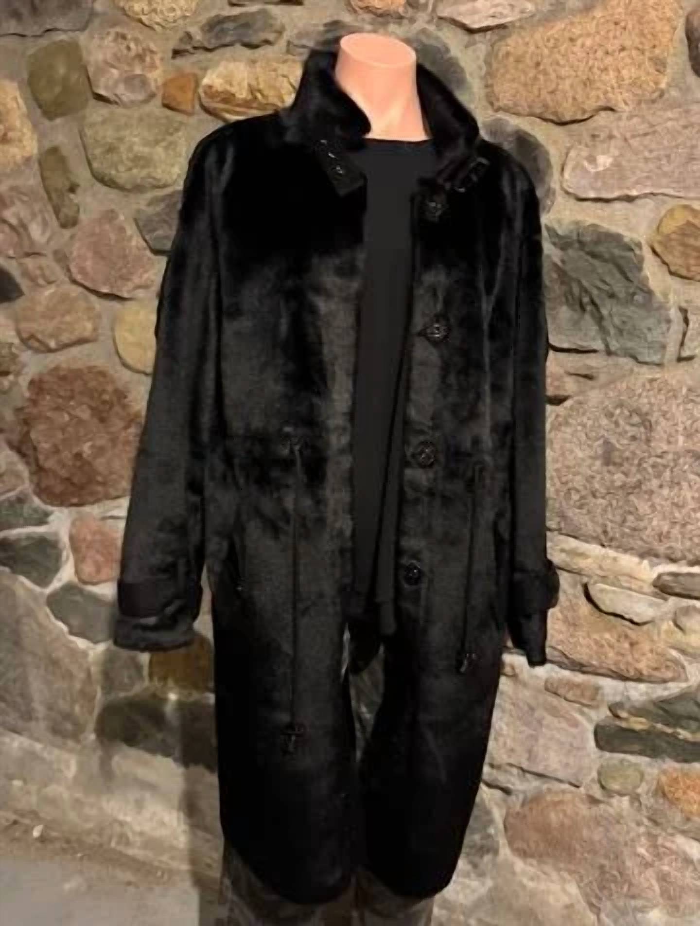 Женское пальто Tracy с искусственным мехом и замшевой подкладкой в черном цвете LOVE TOKEN
Женское пальто Tracy с искусственным мехом и замшевой подкладкой в черном цвете LOVE TOKEN