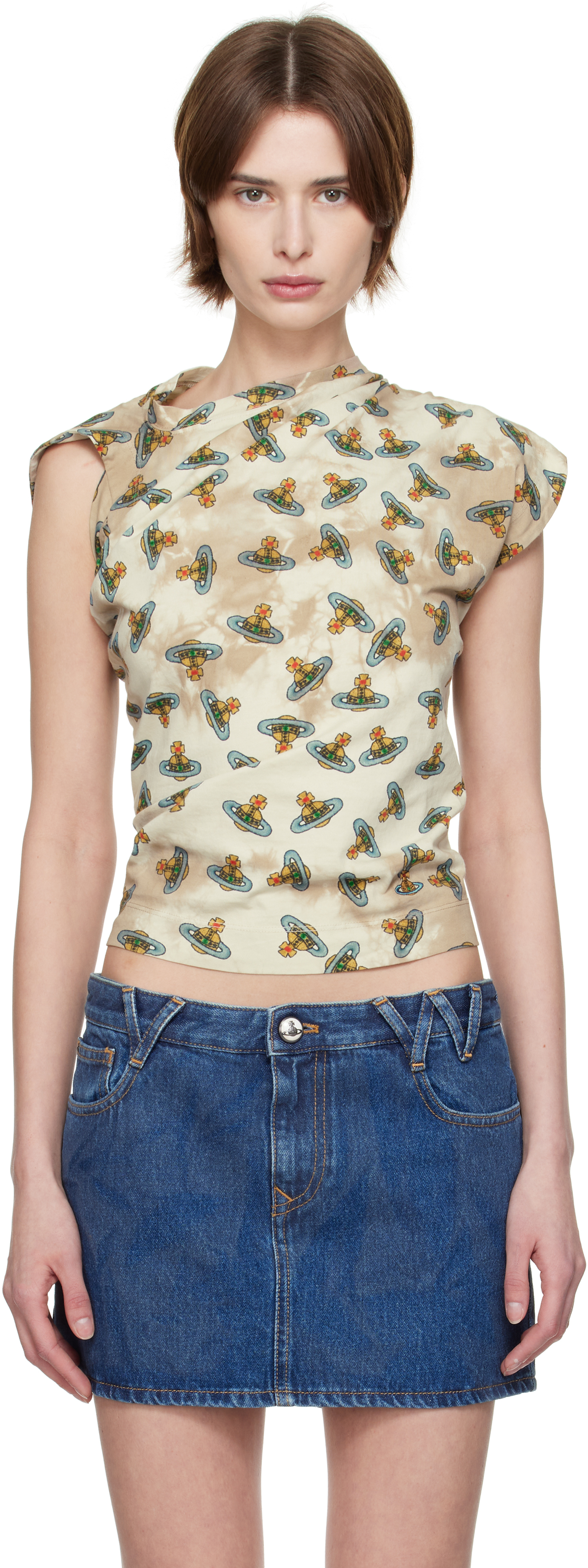 Бежевая футболка Hebo и цветной шар Vivienne Westwood
Бежевая футболка Hebo и цветной шар Vivienne Westwood