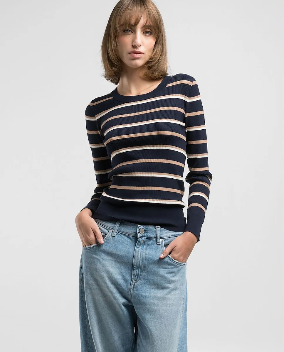 Женский приталенный свитер с круглым вырезом Replay, тёмно-синий
Женский приталенный свитер с круглым вырезом Replay, тёмно-синий