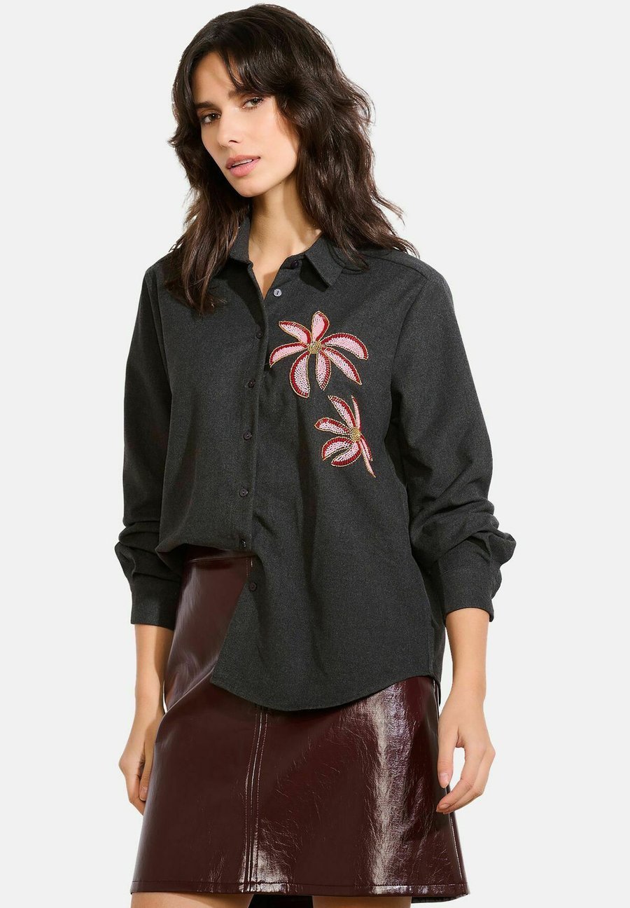 Блуза LolaLiza EMBROIDERED , Dk Grey Mel/Dark Grey
Блуза LolaLiza EMBROIDERED , Dk Grey Mel/Dark Grey