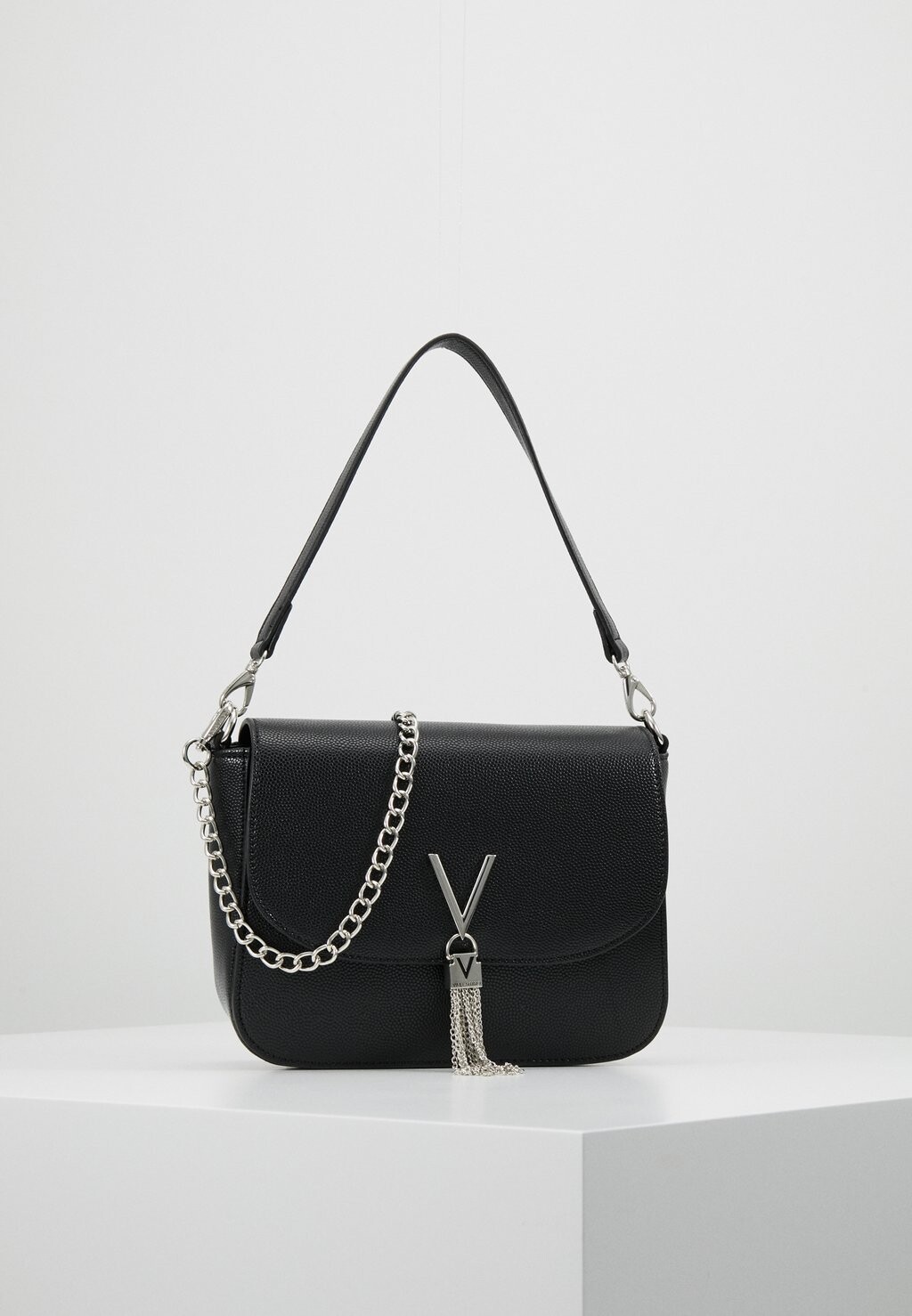 Сумка на плечо Valentino с декоративной кисточкой, черный
Сумка на плечо Valentino с декоративной кисточкой, черный
