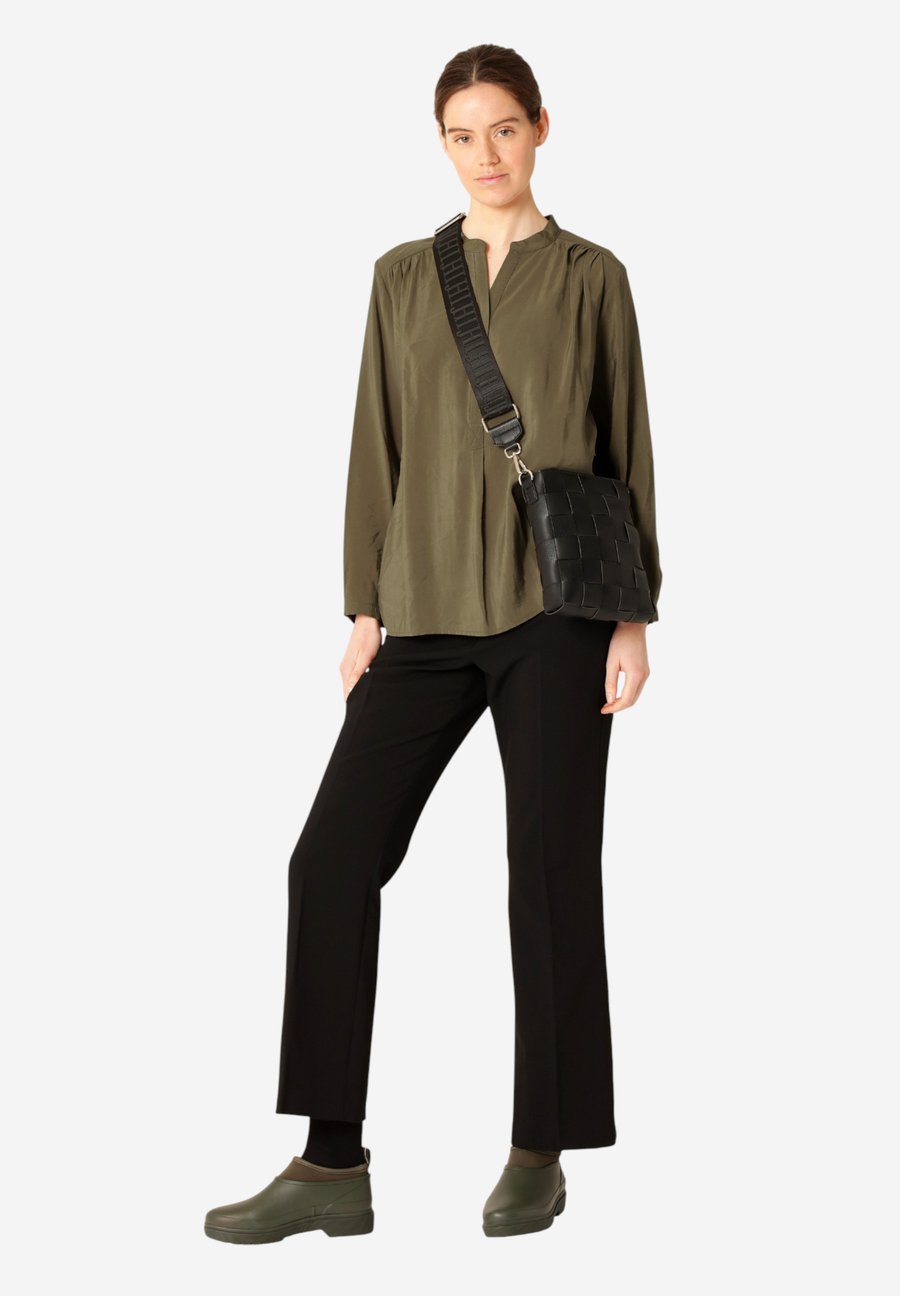 Сумка кросс-боди Ilse Jacobsen Cross body bag, Schwarz/Black
Сумка кросс-боди Ilse Jacobsen Cross body bag, Schwarz/Black