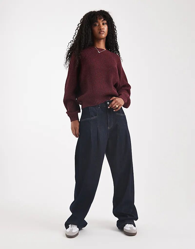 Потертый джемпер с круглым вырезом на рис.
Потертый джемпер с круглым вырезом на рис.