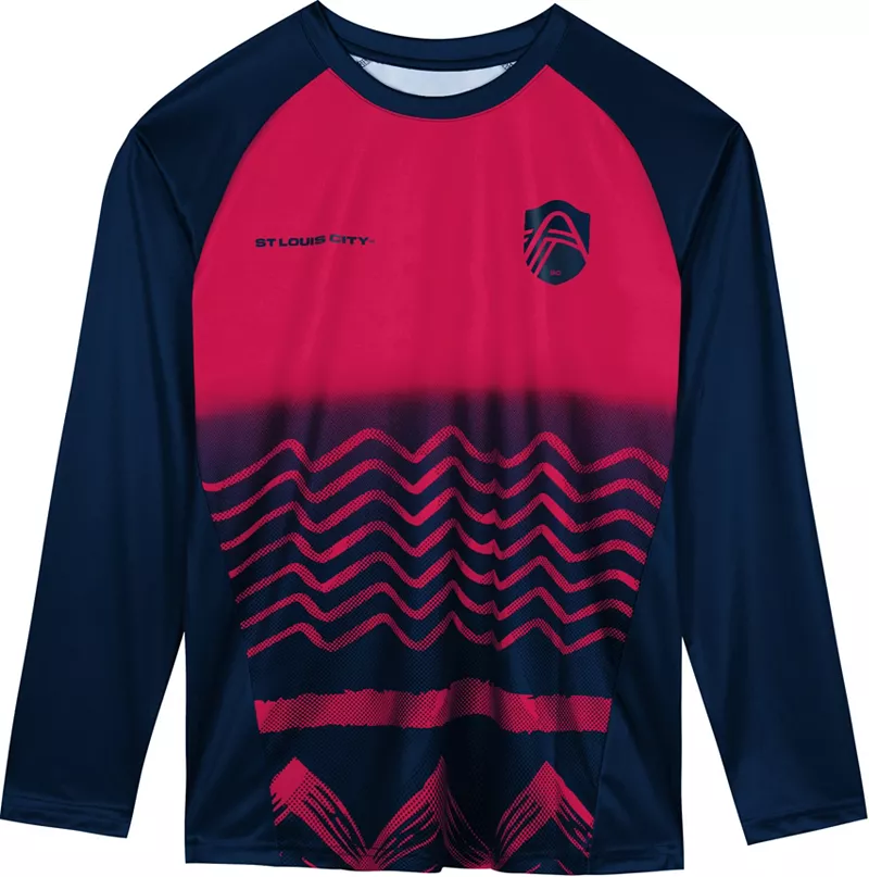 Темно-синяя рубашка с длинным рукавом MLS Youth St. Louis City SC True Pioneer Outerstuff
Темно-синяя рубашка с длинным рукавом MLS Youth St. Louis City SC True Pioneer Outerstuff