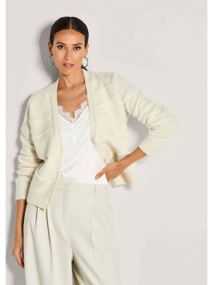 MADELEINE Современный объемный кардиган с V-образным вырезом кремового цвета
MADELEINE Современный объемный кардиган с V-образным вырезом кремового цвета