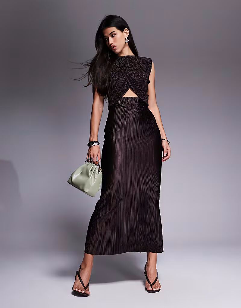 Платье макси ASOS DESIGN с высоким воротом и вырезом на талии, драпировкой и плиссе шоколадного цвета
Платье макси ASOS DESIGN с высоким воротом и вырезом на талии, драпировкой и плиссе шоколадного цвета