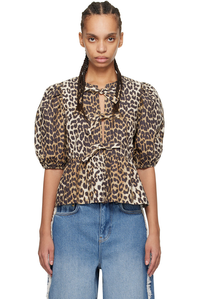 Хлопковая поплиновая блузка с баской и завязками Ganni, цвет leopard
Хлопковая поплиновая блузка с баской и завязками Ganni, цвет leopard