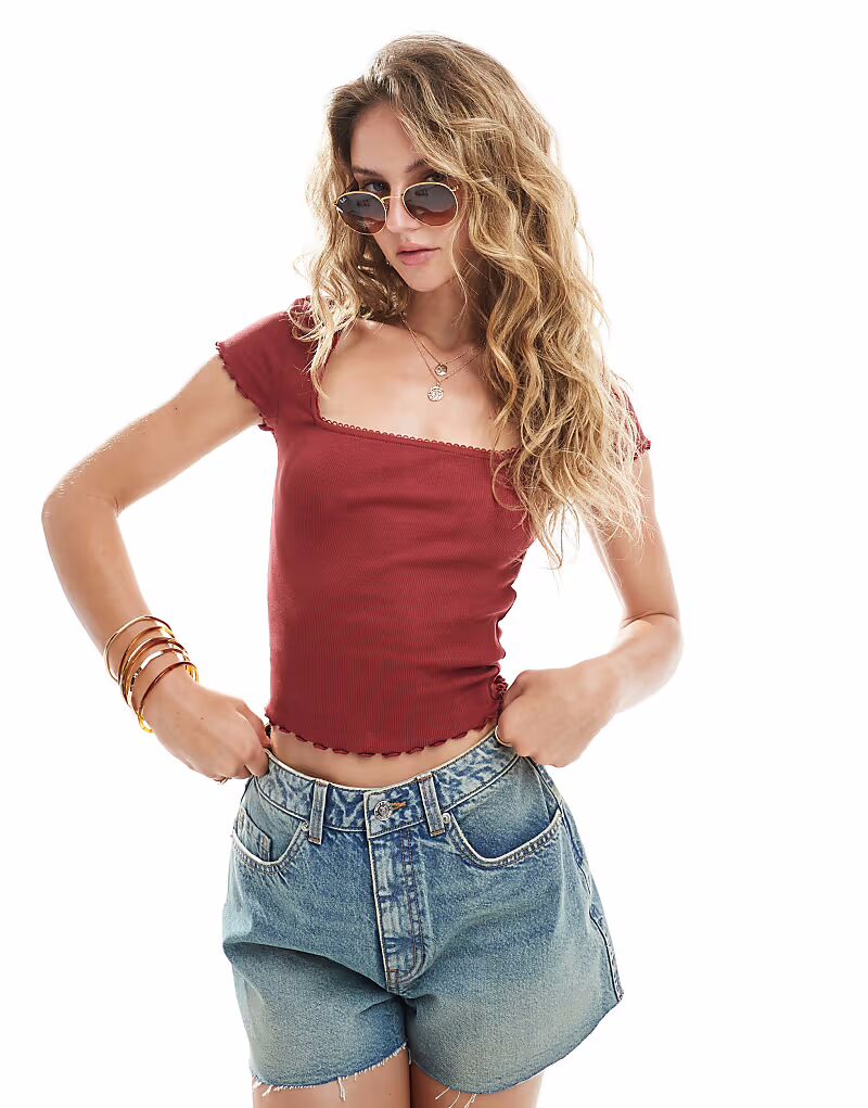 Топ Miss Selfridge с короткими рукавами и кружевной отделкой в рубчик красного цвета
Топ Miss Selfridge с короткими рукавами и кружевной отделкой в рубчик красного цвета