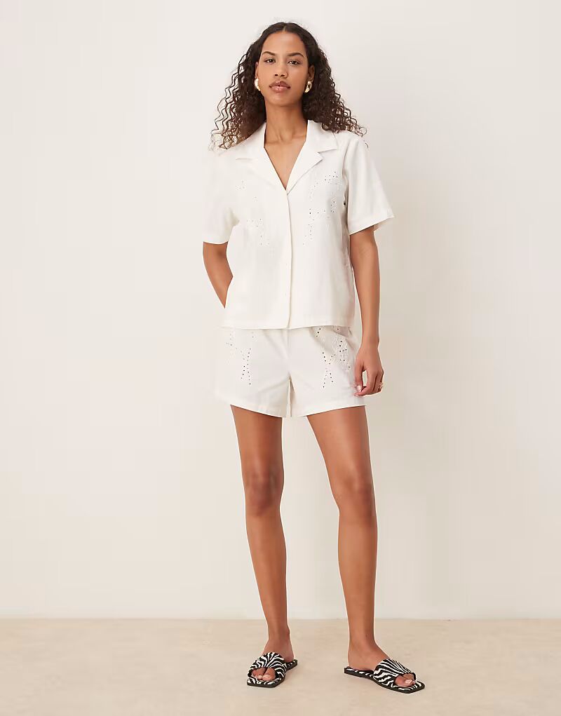 Свободные шорты JDY из белого шитья
Свободные шорты JDY из белого шитья