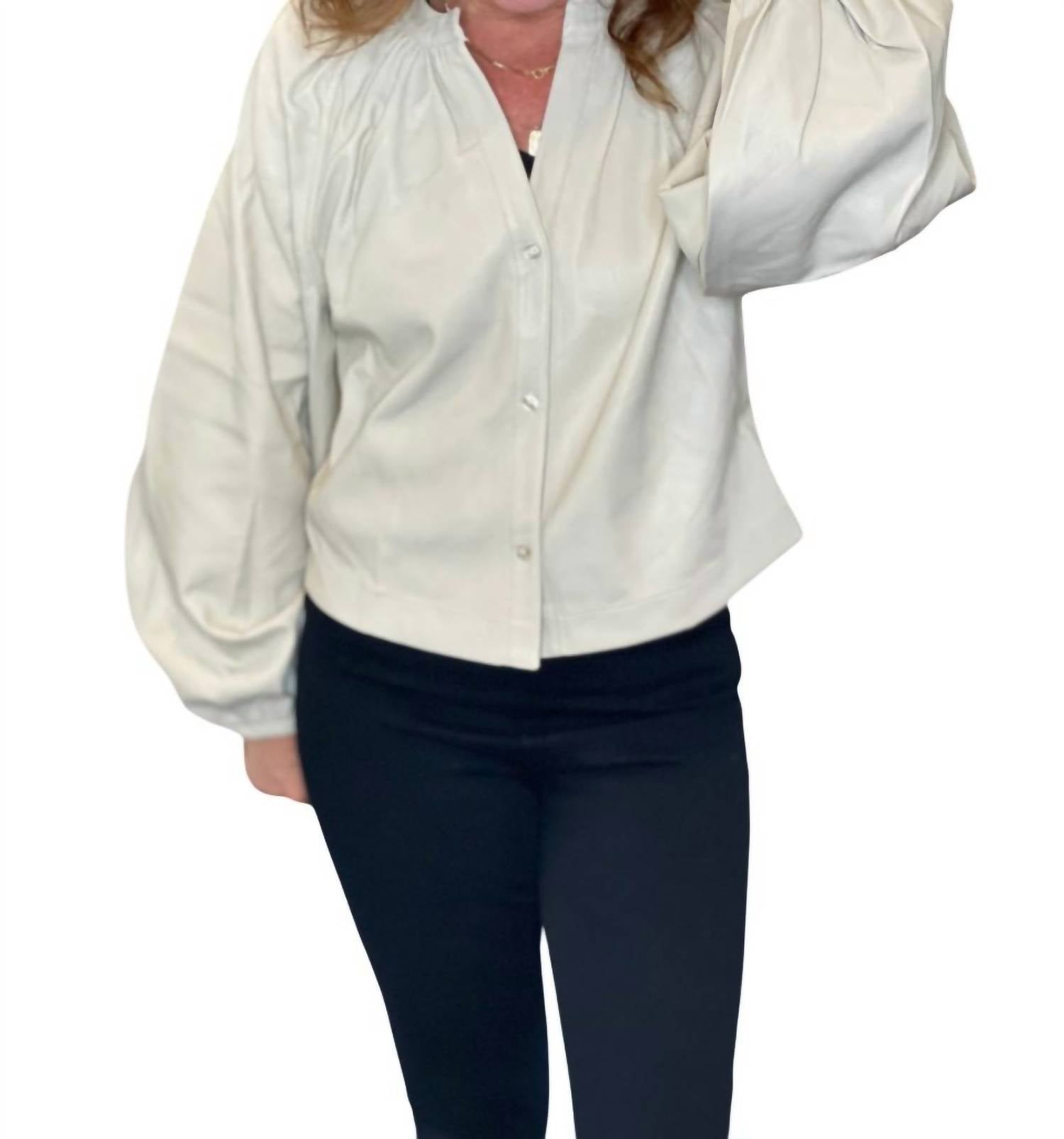 Топ из веганской кожи на пуговицах в крестьянском стиле с отделкой из косточки DOLCE CABO, цвет bone
Топ из веганской кожи на пуговицах в крестьянском стиле с отделкой из косточки DOLCE CABO, цвет bone