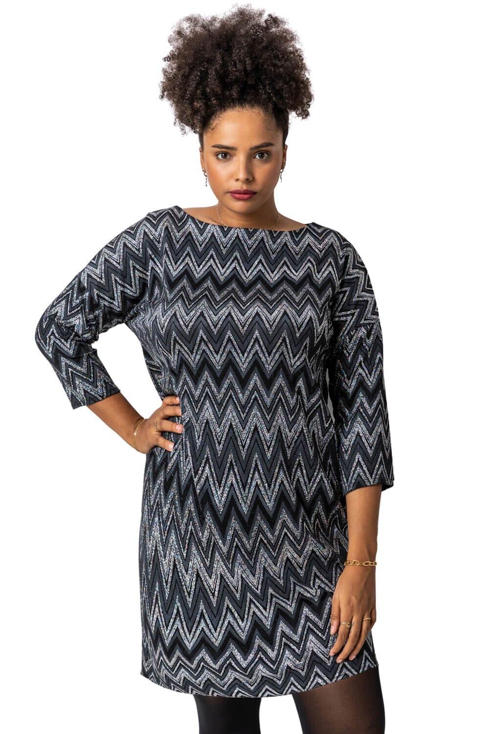 Платье прямого кроя с зигзагообразным принтом Curve Roman, серый
Платье прямого кроя с зигзагообразным принтом Curve Roman, серый