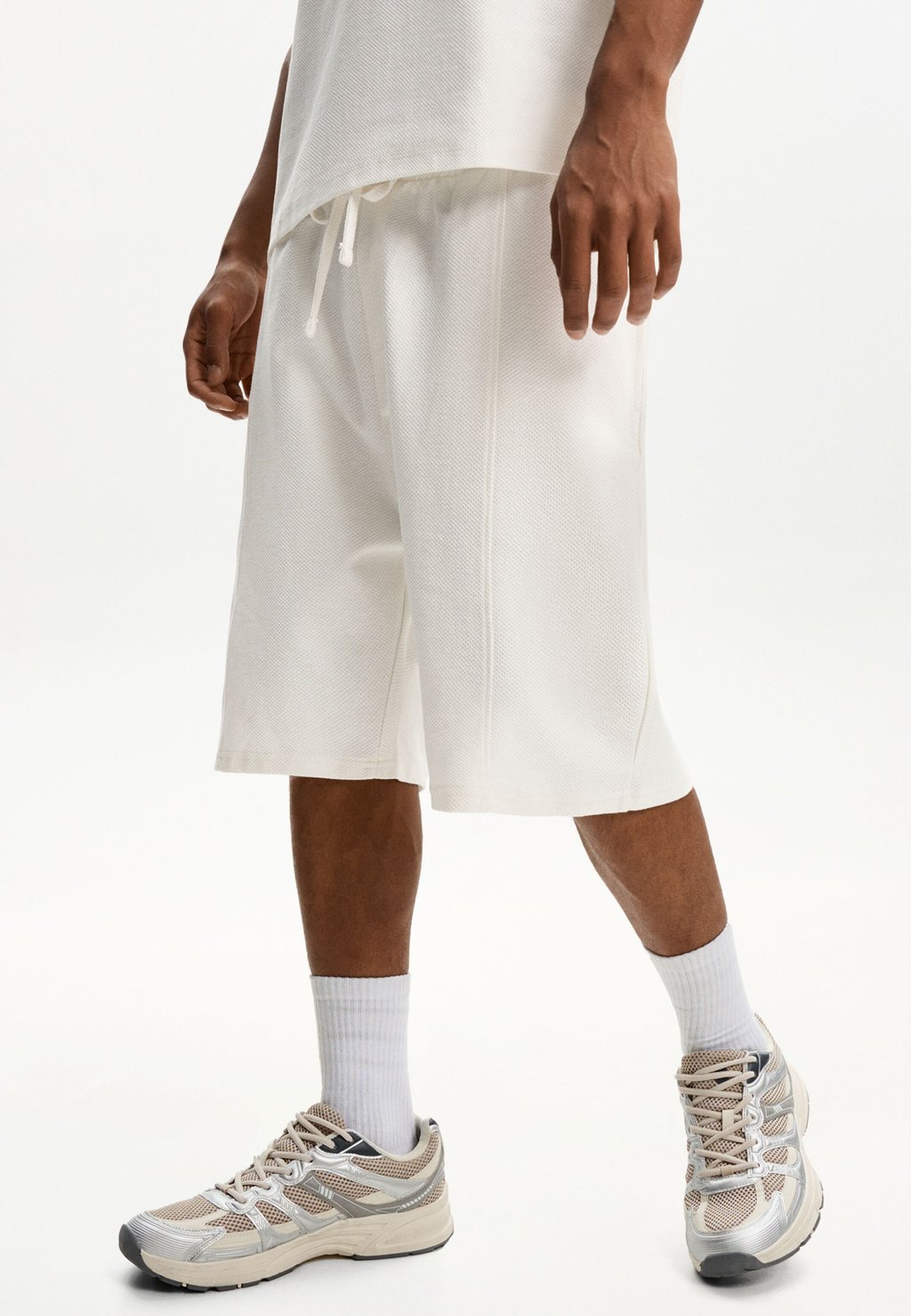 Шорты TEXTURED - BERMUDA - Tracksuit bottoms Bershka, белый 
Шорты TEXTURED - BERMUDA - Tracksuit bottoms Bershka, белый