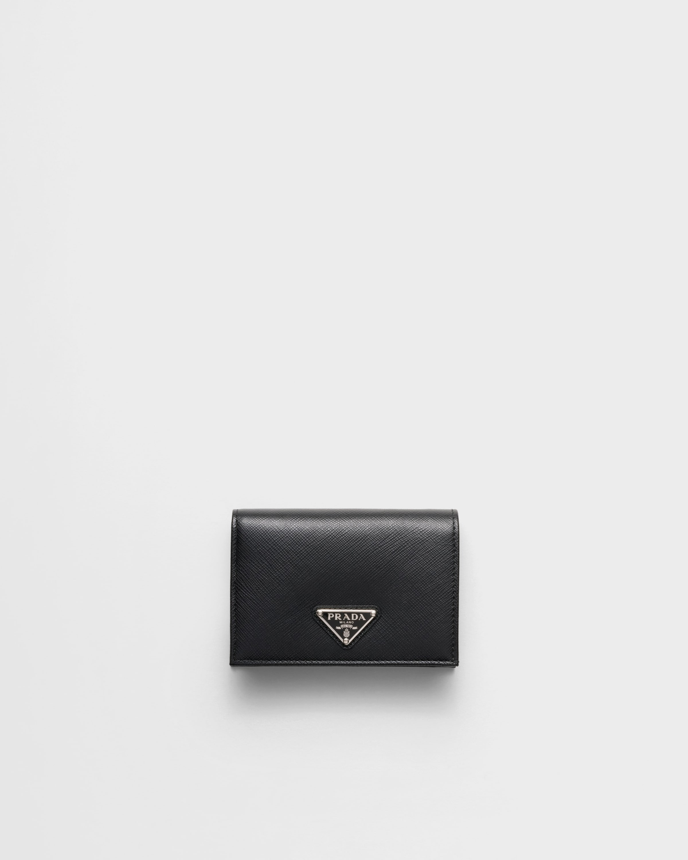 Маленький кошелек из сафьяновой кожи Prada, черный
Маленький кошелек из сафьяновой кожи Prada, черный