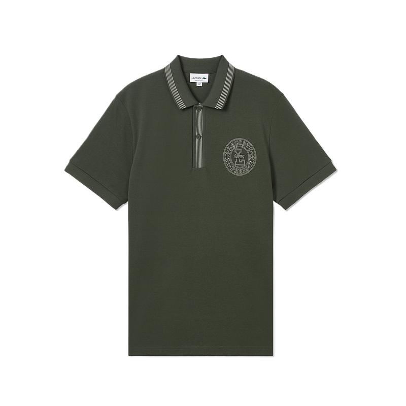 Поло с принтом в виде бейджа LACOSTE, графит
Поло с принтом в виде бейджа LACOSTE, графит