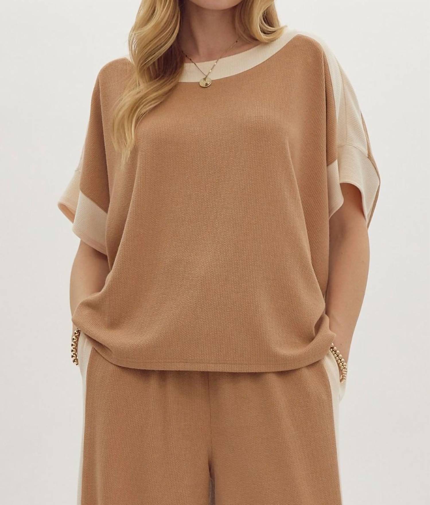 Топ с однотонным ребристым контрастным воротником и вырезом-лодочкой цвета кэмел Entro, коричневый
Топ с однотонным ребристым контрастным воротником и вырезом-лодочкой цвета кэмел Entro, коричневый