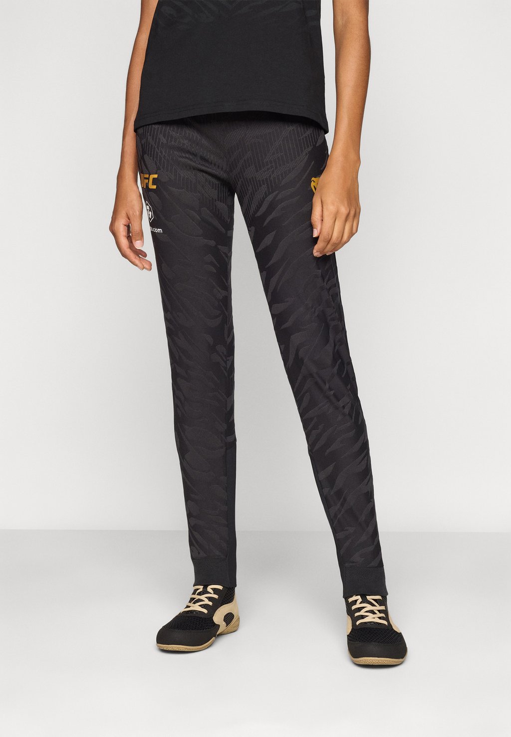 Спортивные штаны UFC FUSION AUTHENTIC FIGHT NIGHT WOMENS WALKOUT PANT CHAMPION Venum, черный
Спортивные штаны UFC FUSION AUTHENTIC FIGHT NIGHT WOMENS WALKOUT PANT CHAMPION Venum, черный