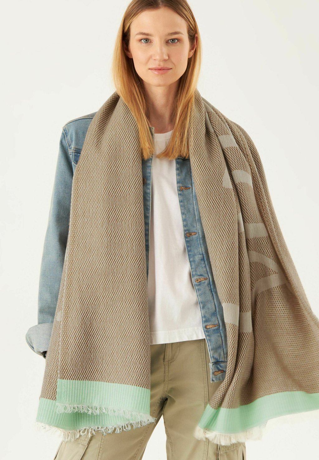 Шарф Codello, бежевый
Шарф Codello, бежевый