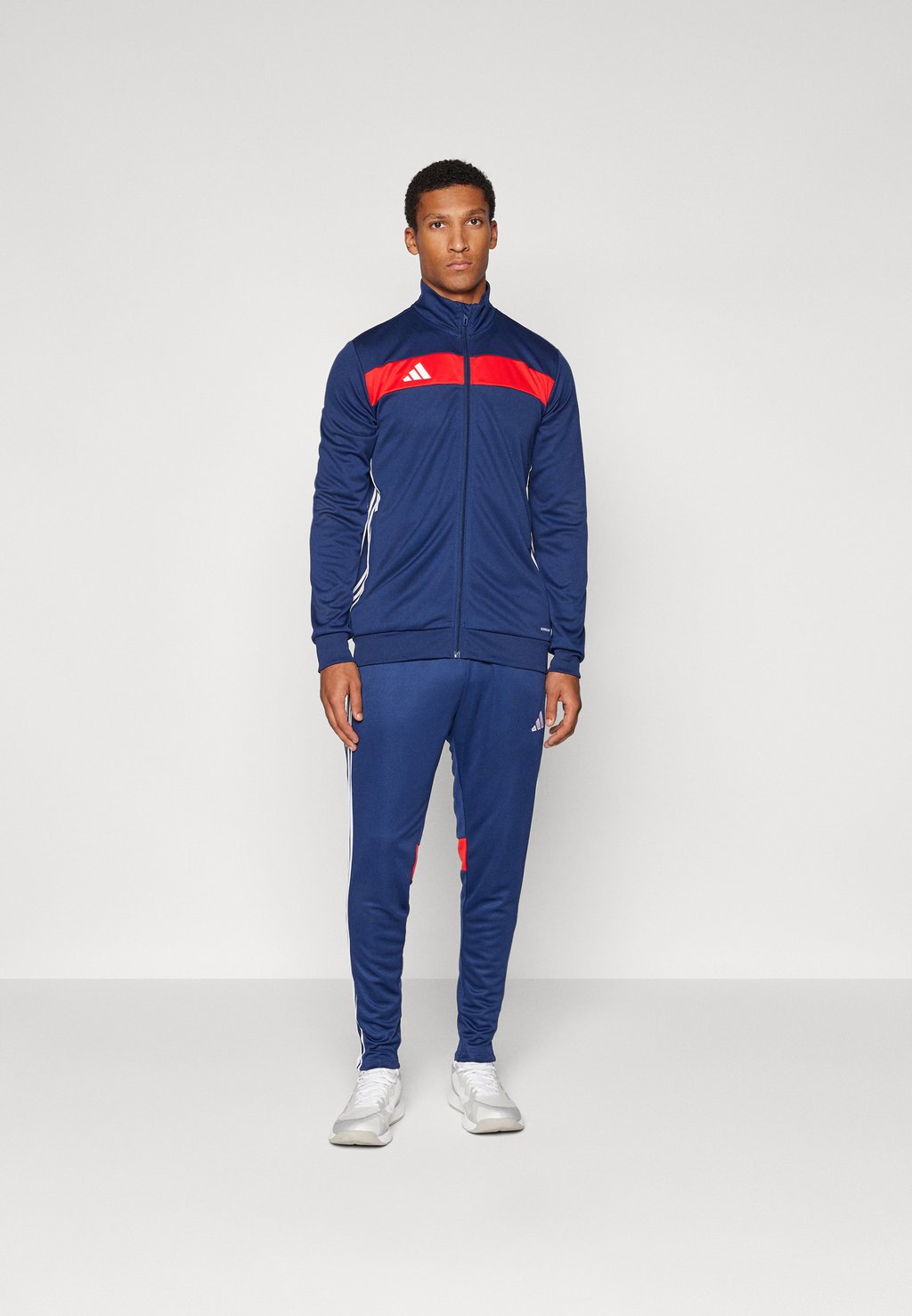 Спортивный костюм TIRO ESSENTIALS SET adidas Performance, темно-синий
Спортивный костюм TIRO ESSENTIALS SET adidas Performance, темно-синий