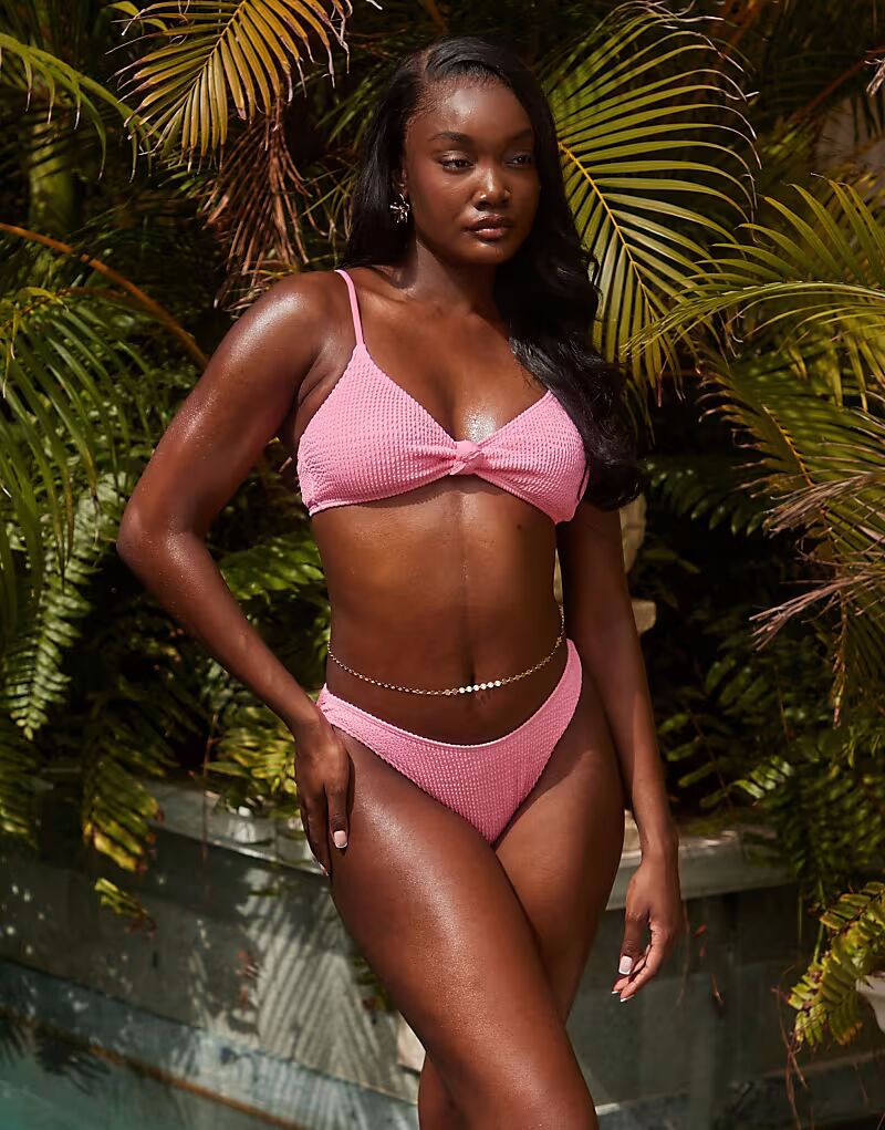 Плавки бикини South Beach с высоким вырезом и складками розового цвета
Плавки бикини South Beach с высоким вырезом и складками розового цвета