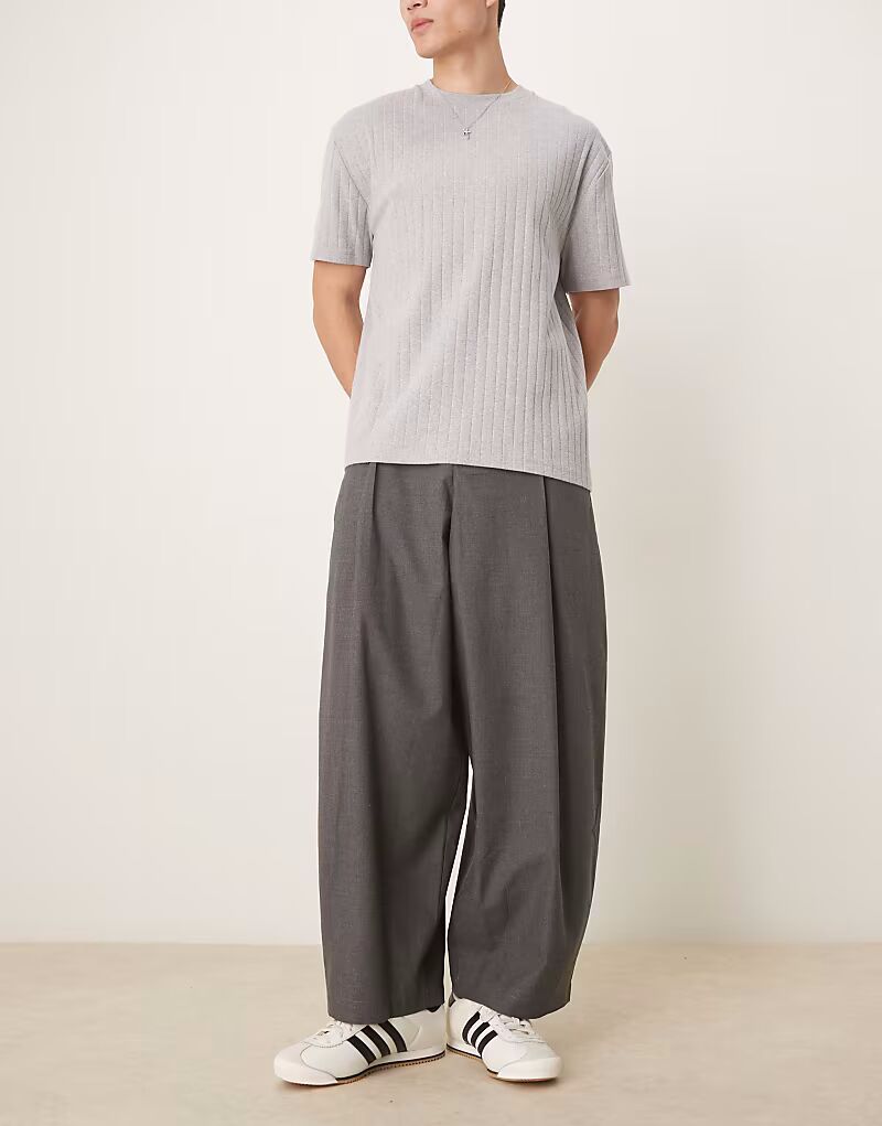 Брюки ASOS DESIGN сильно зауженного кроя с вытачками в угольном цвете 
Брюки ASOS DESIGN сильно зауженного кроя с вытачками в угольном цвете