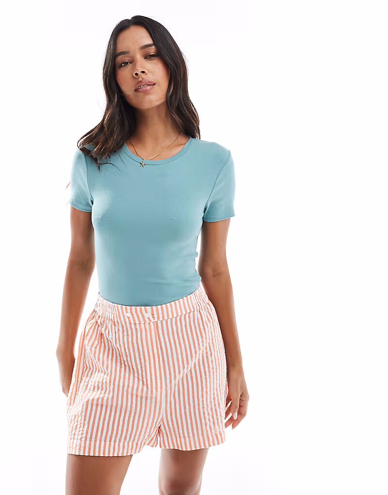 Боди Stradivarius с короткими рукавами в цвете петролеум
Боди Stradivarius с короткими рукавами в цвете петролеум