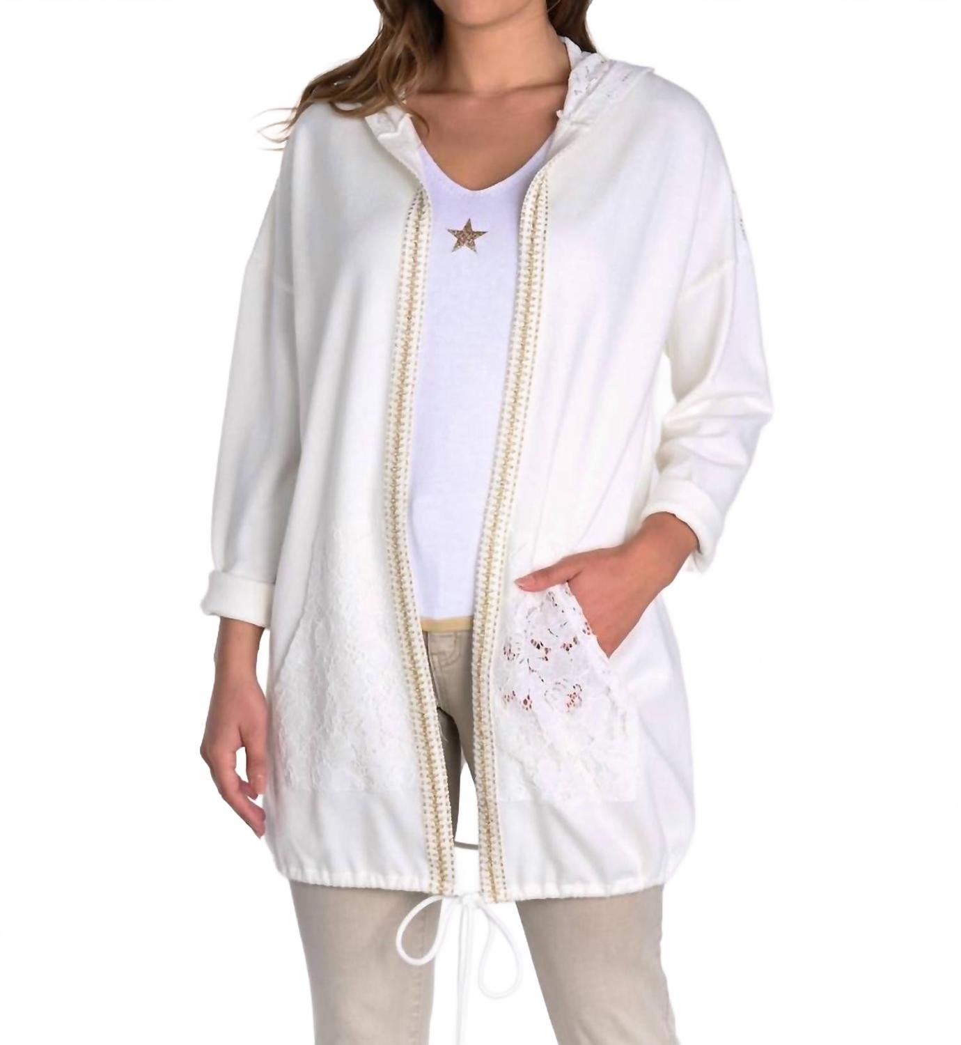 Кардиган с капюшоном и шнуровкой на спине в белом цвете Frank Lyman
Кардиган с капюшоном и шнуровкой на спине в белом цвете Frank Lyman