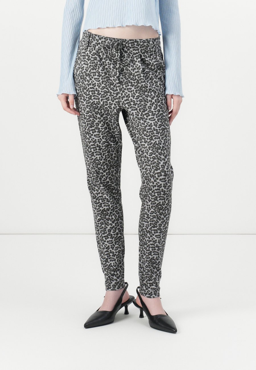 Брюки ONLY ONLPOPTRASH EASY PANT, Ultimate Grey/Grey
Брюки ONLY ONLPOPTRASH EASY PANT, Ultimate Grey/Grey