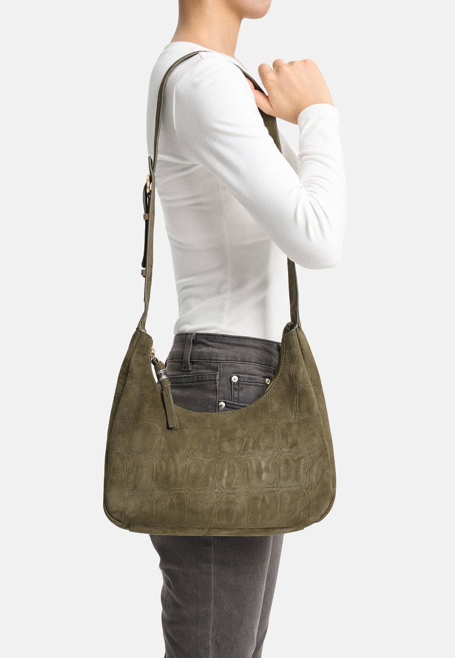 Сумка кросс-боди FREDsBRUDER WILD MIDI HOBO, Khaki
Сумка кросс-боди FREDsBRUDER WILD MIDI HOBO, Khaki