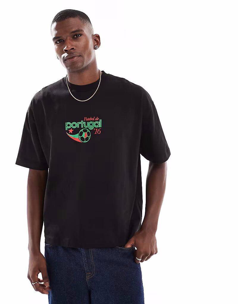 Футболка свободного кроя ASOS DESIGN черного цвета с принтом португальской спортивной символики
Футболка свободного кроя ASOS DESIGN черного цвета с принтом португальской спортивной символики