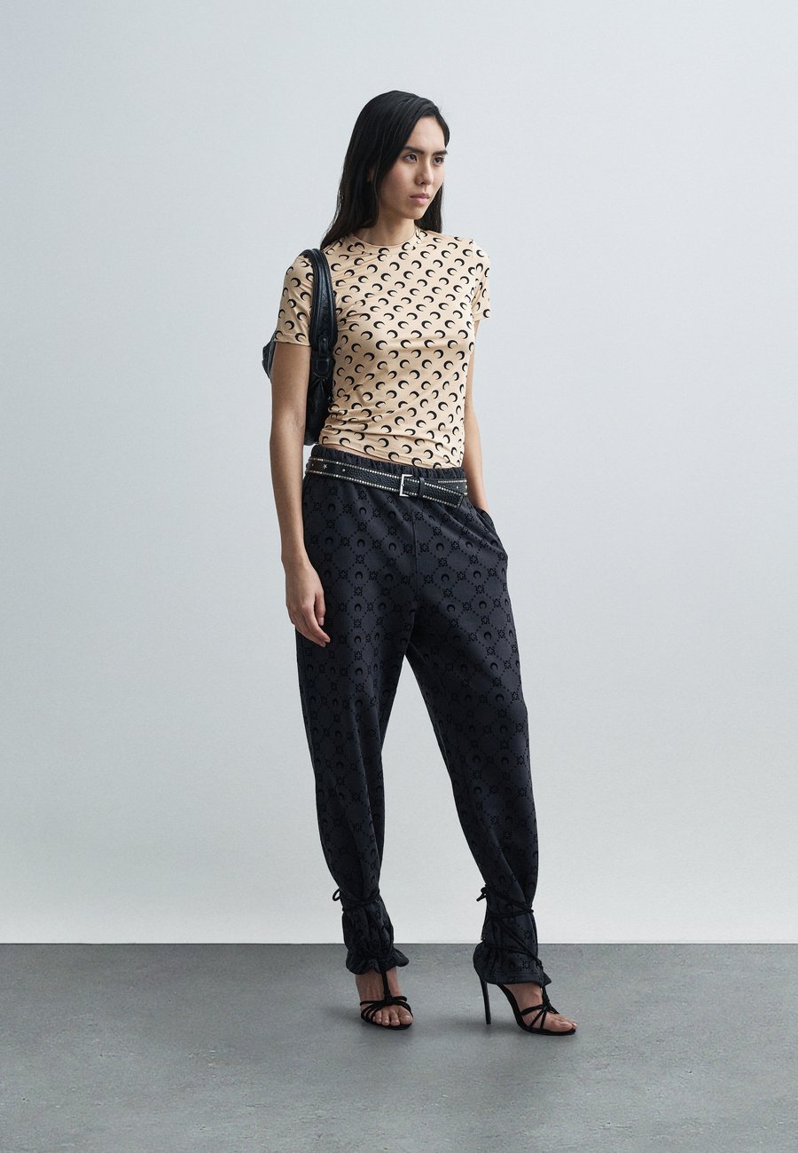 Футболка MARINE SERRE MOON PRINTED CREW NECK UNISEX, Tan/Beige
Футболка MARINE SERRE MOON PRINTED CREW NECK UNISEX, Tan/Beige