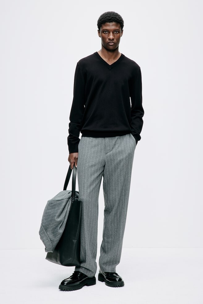 Свитер облегающего кроя из тонкой вязки с v образным вырезом H&M, черный
Свитер облегающего кроя из тонкой вязки с v образным вырезом H&M, черный