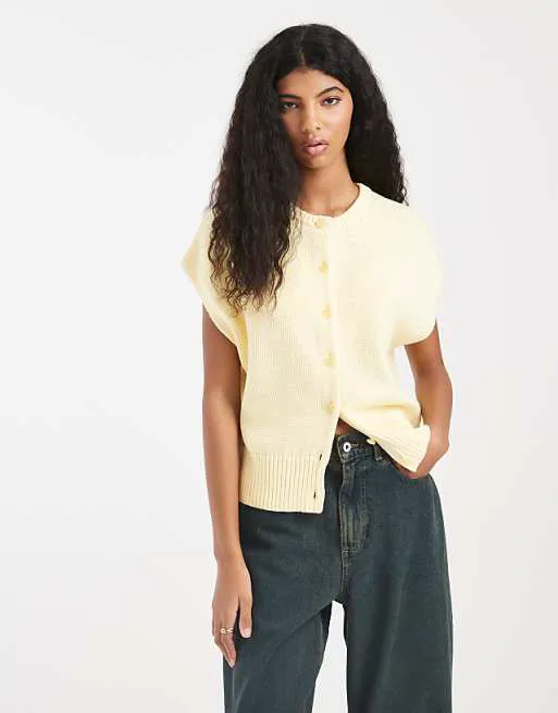 Пуговица ASOS DESIGN через свободную майку пахтового цвета
Пуговица ASOS DESIGN через свободную майку пахтового цвета