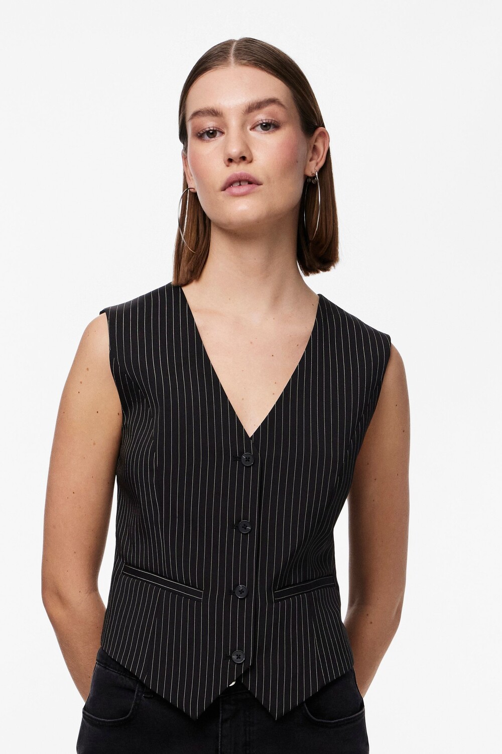 Приталенный жилет в рубчик Pieces, черный 
Приталенный жилет в рубчик Pieces, черный