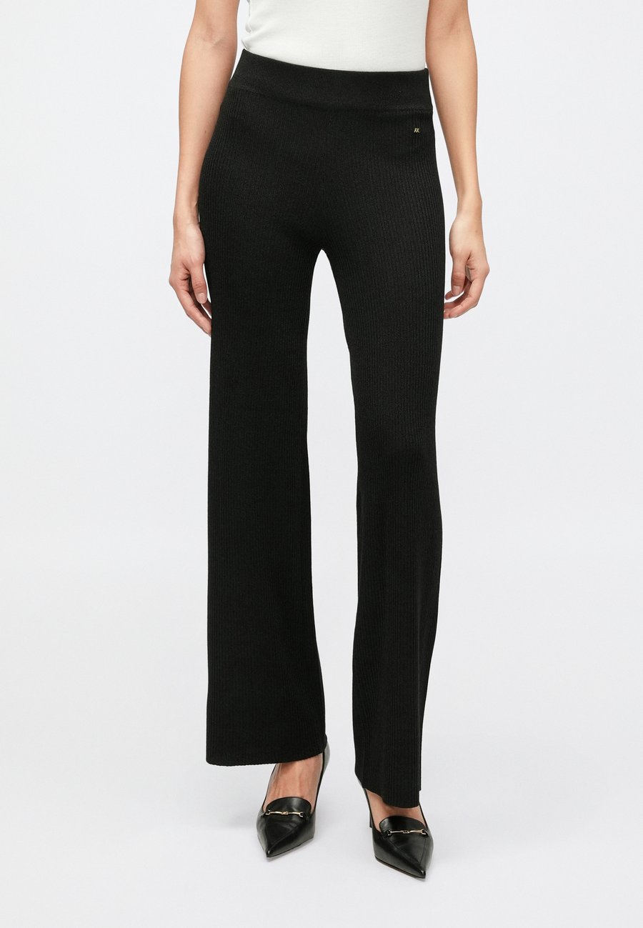 Брюки Armani Exchange Leggings, Black
Брюки Armani Exchange Leggings, Black