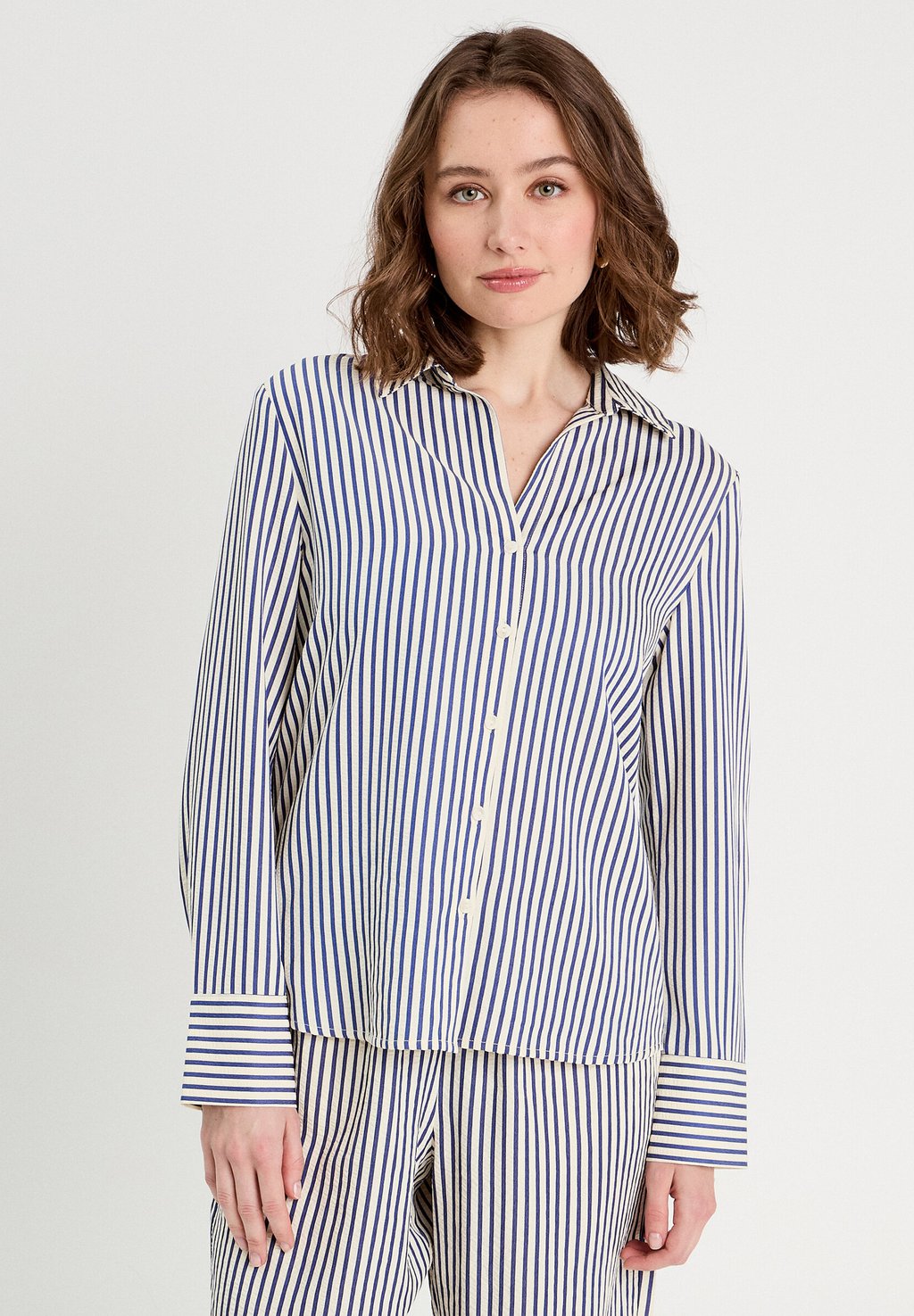 Блузка на пуговицах LANGARM Cache Cache, темно-синий
Блузка на пуговицах LANGARM Cache Cache, темно-синий