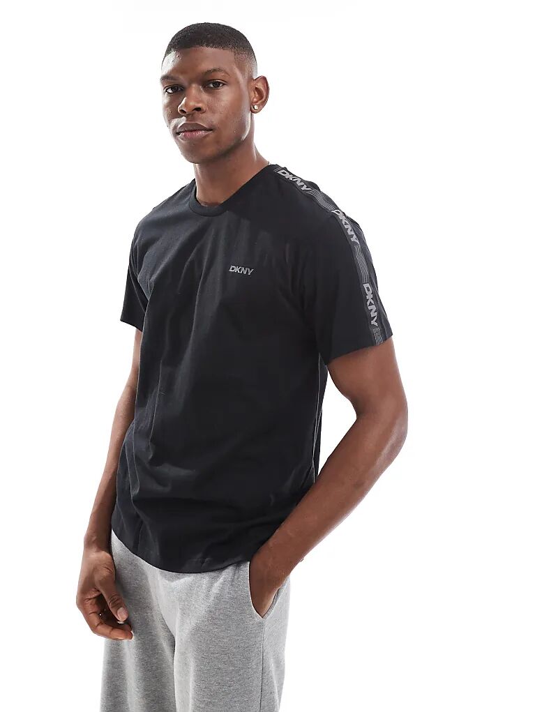 Футболка «Пингвины» черного цвета DKNY
Футболка «Пингвины» черного цвета DKNY