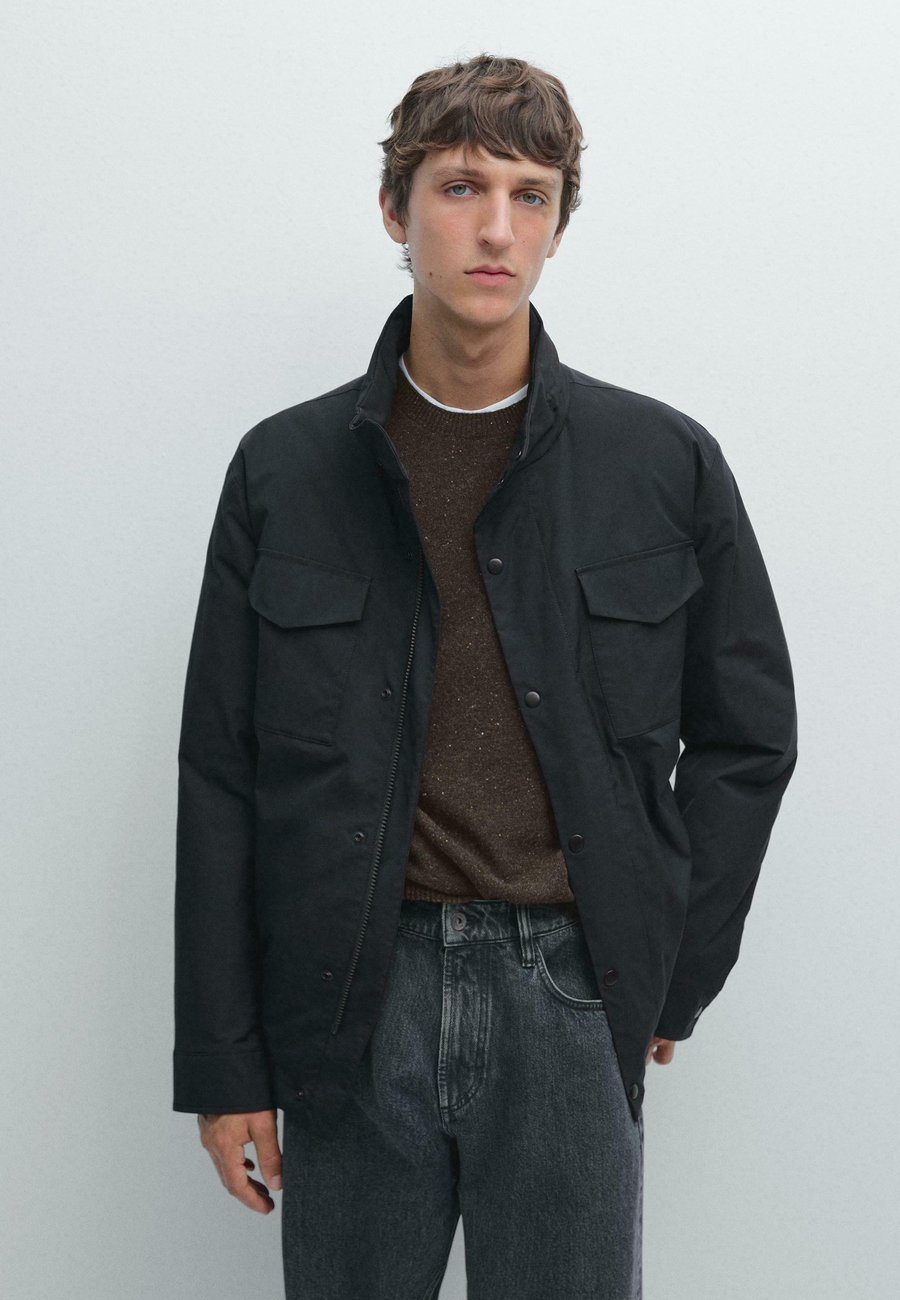 Куртка Massimo Dutti WATER-REPELLENT PUFFER WITH HIGH NECK, Dark Blue
Куртка Massimo Dutti WATER-REPELLENT PUFFER WITH HIGH NECK, Dark Blue